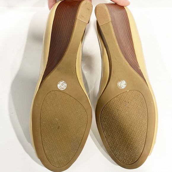 Tory Burch Lowell Genuine Patent Leather Peep Toe Wedge Tan Shoes Sz 9.5 - Picture 8 of 11